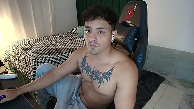 Snapshot of man_dur07 chatting on 06/11/26, 12:32 man dur07 online show from 06/11/26, 12:32