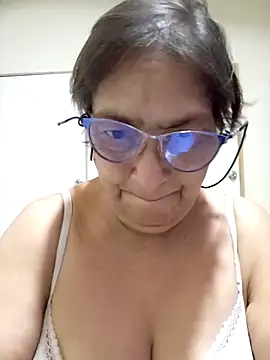 Snapshot of florecita69 chatting on 10/25/25, 11:43 florecita69 online show from 10/25/25, 11:43