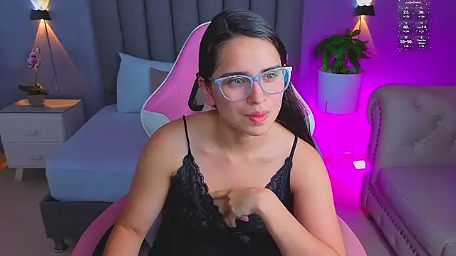 Snapshot of angelica_dymond chatting on 11/19/25, 07:03 angelica dymond online show from 11/19/25, 07:03