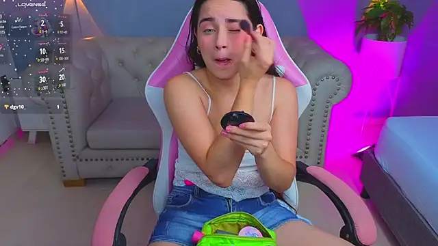 Snapshot of angelica_dymond chatting on 12/01/25, 12:32 angelica dymond online show from 12/01/25, 12:32