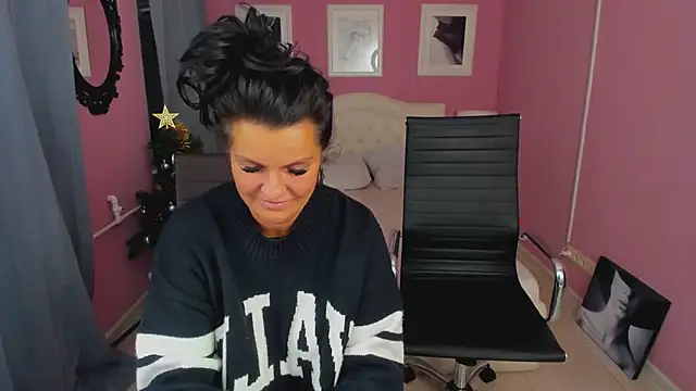 Snapshot of EricaAndPenelopa chatting on 12/13/24, 04:33 EricaAndPenelopa online show from 12/13/24, 04:33