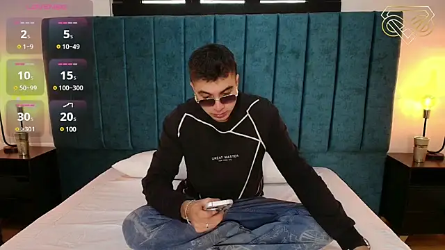 Snapshot of Amadeo_Wild chatting on 12/18/24, 05:10 Amadeo Wild online show from 12/18/24, 05:10