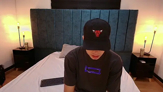 Snapshot of Amadeo_Wild chatting on 12/29/24, 04:40 Amadeo Wild online show from 12/29/24, 04:40