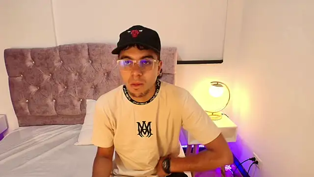 Snapshot of Amadeo_Wild chatting on 01/12/25, 11:50 Amadeo Wild online show from 01/12/25, 11:50