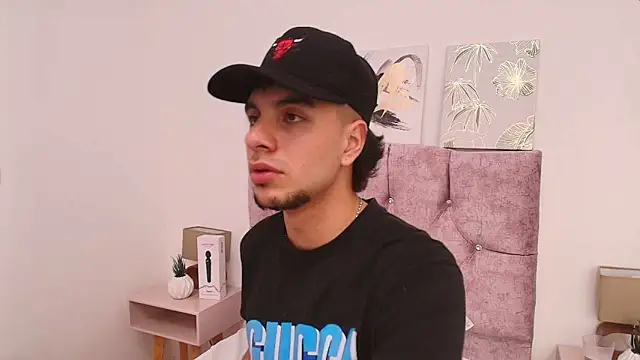 Snapshot of Amadeo_Wild chatting on 02/01/25, 07:02 Amadeo Wild online show from 02/01/25, 07:02