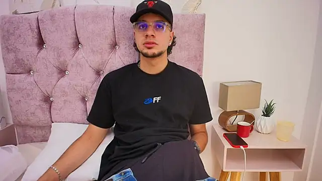 Snapshot of Amadeo_Wild chatting on 02/06/25, 03:20 Amadeo Wild online show from 02/06/25, 03:20