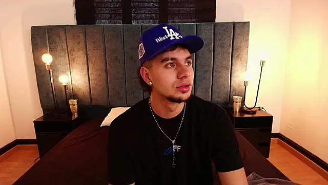 Snapshot of Amadeo_Wild chatting on 02/15/25, 03:39 Amadeo Wild online show from 02/15/25, 03:39