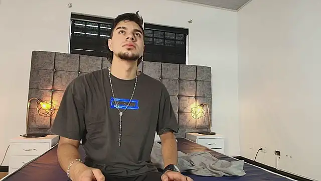 Snapshot of Amadeo_Wild chatting on 03/07/25, 12:34 Amadeo Wild online show from 03/07/25, 12:34