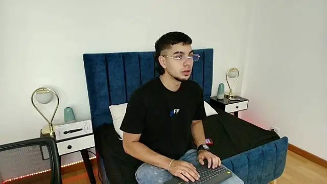 Snapshot of Amadeo_Wild chatting on 03/15/25, 03:37 Amadeo Wild online show from 03/15/25, 03:37