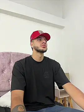 Snapshot of Amadeo_Wild chatting on 10/28/25, 02:20 Amadeo Wild online show from 10/28/25, 02:20