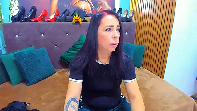 Snapshot of LauraSin chatting on 10/22/25, 03:29 LauraSin online show from 10/22/25, 03:29