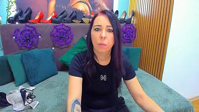 Snapshot of LauraSin chatting on 10/31/25, 04:35 LauraSin online show from 10/31/25, 04:35