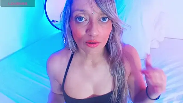 Snapshot of emma_collson chatting on 12/14/25, 03:34 emma collson online show from 12/14/25, 03:34