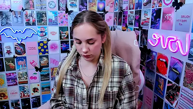 Snapshot of MiaMilas chatting on 10/07/25, 05:10 MiaMilas online show from 10/07/25, 05:10