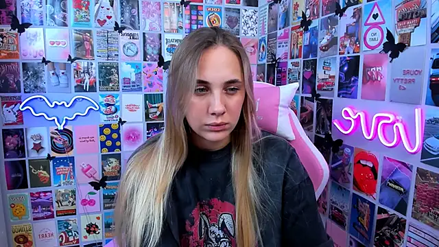 Snapshot of MiaMilas chatting on 10/16/25, 05:14 MiaMilas online show from 10/16/25, 05:14