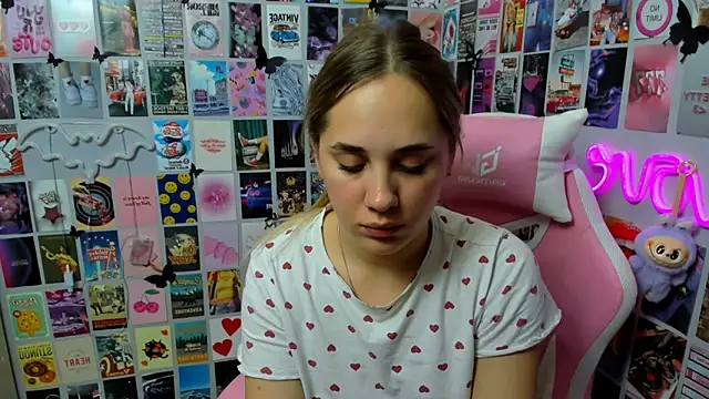 Snapshot of MiaMilas chatting on 10/18/25, 04:19 MiaMilas online show from 10/18/25, 04:19