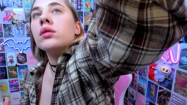 Snapshot of MiaMilas chatting on 10/20/25, 04:24 MiaMilas online show from 10/20/25, 04:24