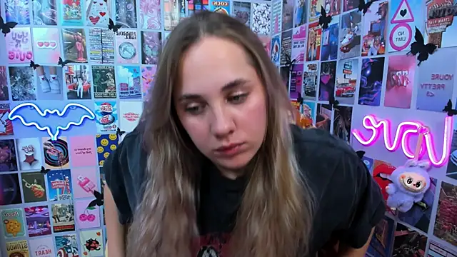 Snapshot of MiaMilas chatting on 10/20/25, 04:29 MiaMilas online show from 10/20/25, 04:29