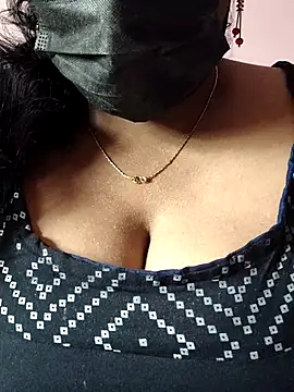 Snapshot of mallu-sumi chatting on 11/28/25, 04:15 mallu-sumi online show from 11/28/25, 04:15