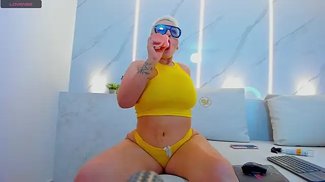 mia becke online show from 01/03/25, 02:40
