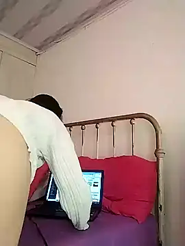 Snapshot of amellie_ros chatting on 12/15/24, 04:04 amellie ros online show from 12/15/24, 04:04