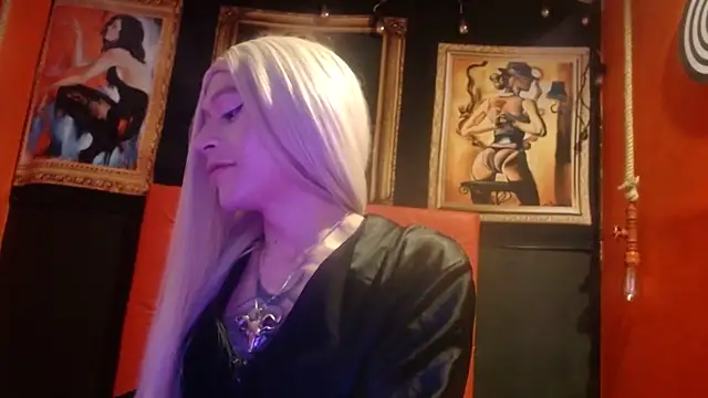 Snapshot of MEGANNIXX chatting on 10/12/25, 04:11 MEGANNIXX online show from 10/12/25, 04:11