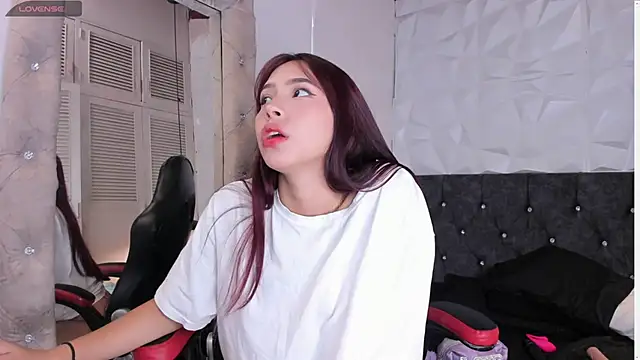 Snapshot of Emma_dl2 chatting on 12/01/25, 05:18 Emma dl2 online show from 12/01/25, 05:18