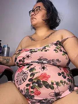 Snapshot of CinnamonCookiez chatting on 10/14/25, 04:02 CinnamonCookiez online show from 10/14/25, 04:02