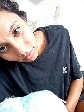 Snapshot of Karii-R chatting on 11/17/25, 06:35 Karii-R online show from 11/17/25, 06:35