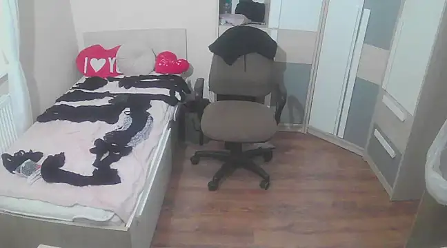 Snapshot of uleglasuczPL chatting on 02/25/25, 04:46 uleglasuczPL online show from 02/25/25, 04:46