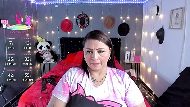 Snapshot of Ivonnee__ chatting on 11/12/25, 10:52 Ivonnee online show from 11/12/25, 10:52