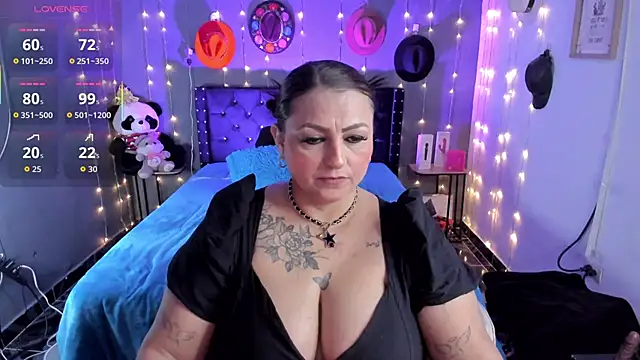 Snapshot of Ivonnee__ chatting on 11/28/25, 04:15 Ivonnee online show from 11/28/25, 04:15