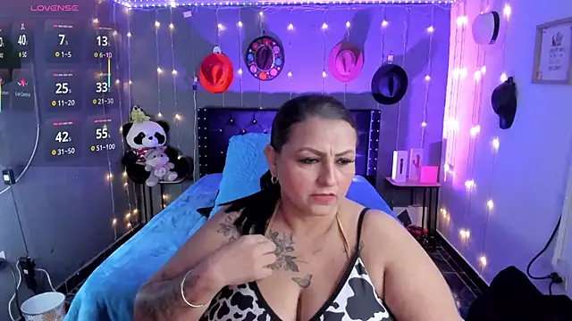 Snapshot of Ivonnee__ chatting on 11/30/25, 12:03 Ivonnee online show from 11/30/25, 12:03