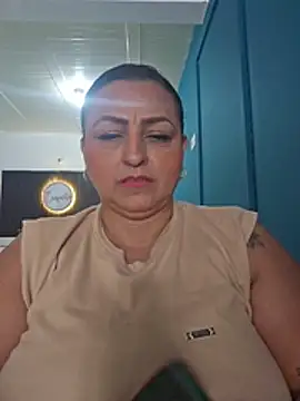Snapshot of Ivonnee__ chatting on 12/04/25, 05:21 Ivonnee online show from 12/04/25, 05:21