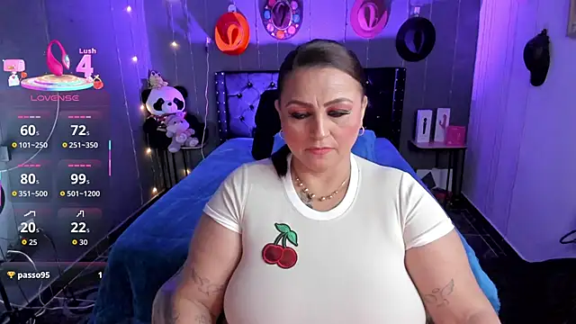 Snapshot of Ivonnee__ chatting on 12/14/25, 02:39 Ivonnee online show from 12/14/25, 02:39