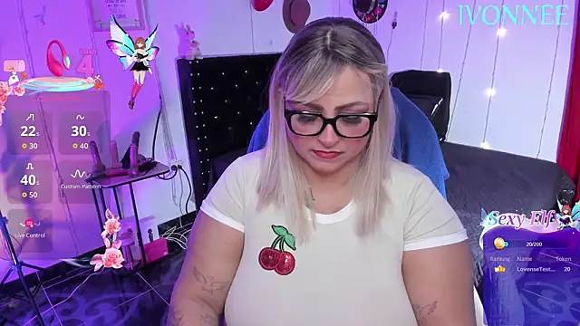 Snapshot of Ivonnee__ chatting on 02/20/26, 01:57 Ivonnee online show from 02/20/26, 01:57