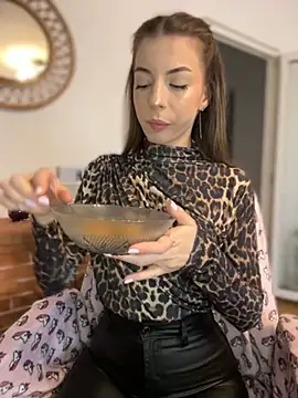 Mia Ethan online show from 10/08/25, 08:23