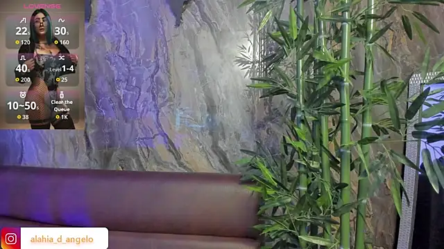 Snapshot of Alahia_Dangelo chatting on 11/13/25, 05:23 Alahia Dangelo online show from 11/13/25, 05:23