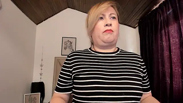 Snapshot of MonyCassius chatting on 11/10/25, 12:04 MonyCassius online show from 11/10/25, 12:04