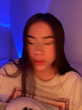 Snapshot of Im_Valen_Cute chatting on 10/28/25, 02:15 Im Valen Cute online show from 10/28/25, 02:15