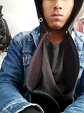 Snapshot of alexander32r chatting on 09/22/25, 05:15 alexander32r online show from 09/22/25, 05:15