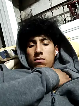 Snapshot of alexander32r chatting on 10/25/25, 03:03 alexander32r online show from 10/25/25, 03:03