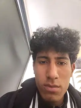 Snapshot of alexander32r chatting on 12/17/25, 04:02 alexander32r online show from 12/17/25, 04:02