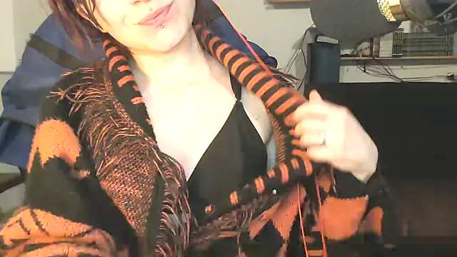 complicata mente online show from 03/18/25, 05:42