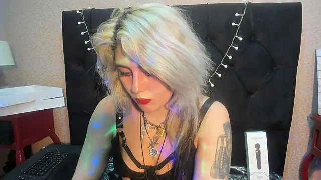 HollyWould   online show from 10/23/25, 07:23