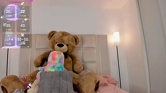 Snapshot of saraamiller_ chatting on 03/08/25, 01:50 saraamiller online show from 03/08/25, 01:50