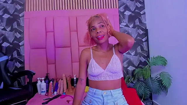 Snapshot of Brithanyslim chatting on 12/01/25, 12:54 Brithanyslim online show from 12/01/25, 12:54