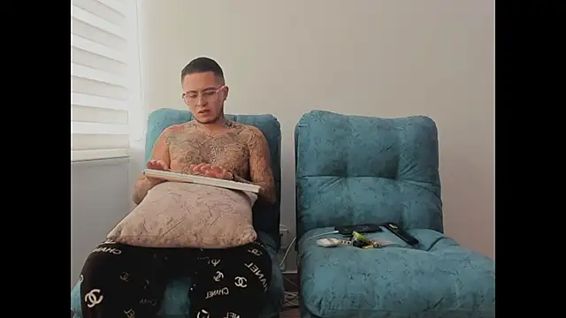 Snapshot of tamy_ian chatting on 11/25/25, 01:00 tamy ian online show from 11/25/25, 01:00