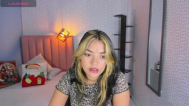 Snapshot of DENISERICHARD2 chatting on 12/04/25, 12:36 DENISERICHARD2 online show from 12/04/25, 12:36