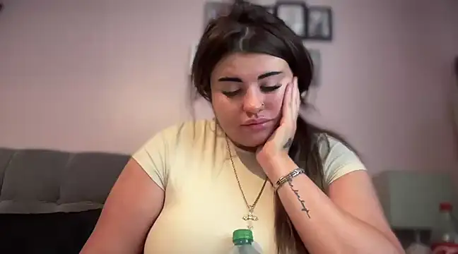 Snapshot of curvybabesx1 chatting on 03/10/25, 02:26 curvybabesx1 online show from 03/10/25, 02:26